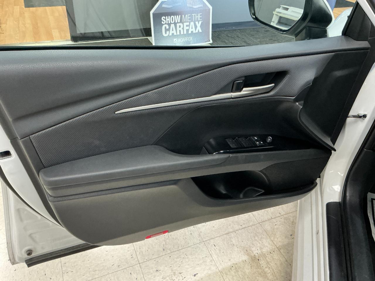 Toyota Camry SE Auto (Natl) 2025