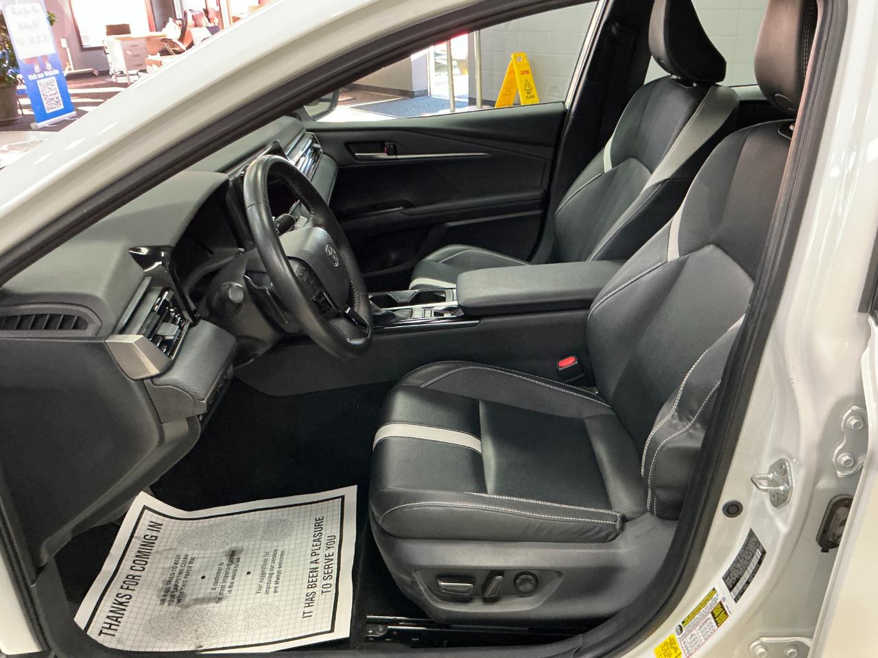Toyota Camry SE Auto (Natl) 2025