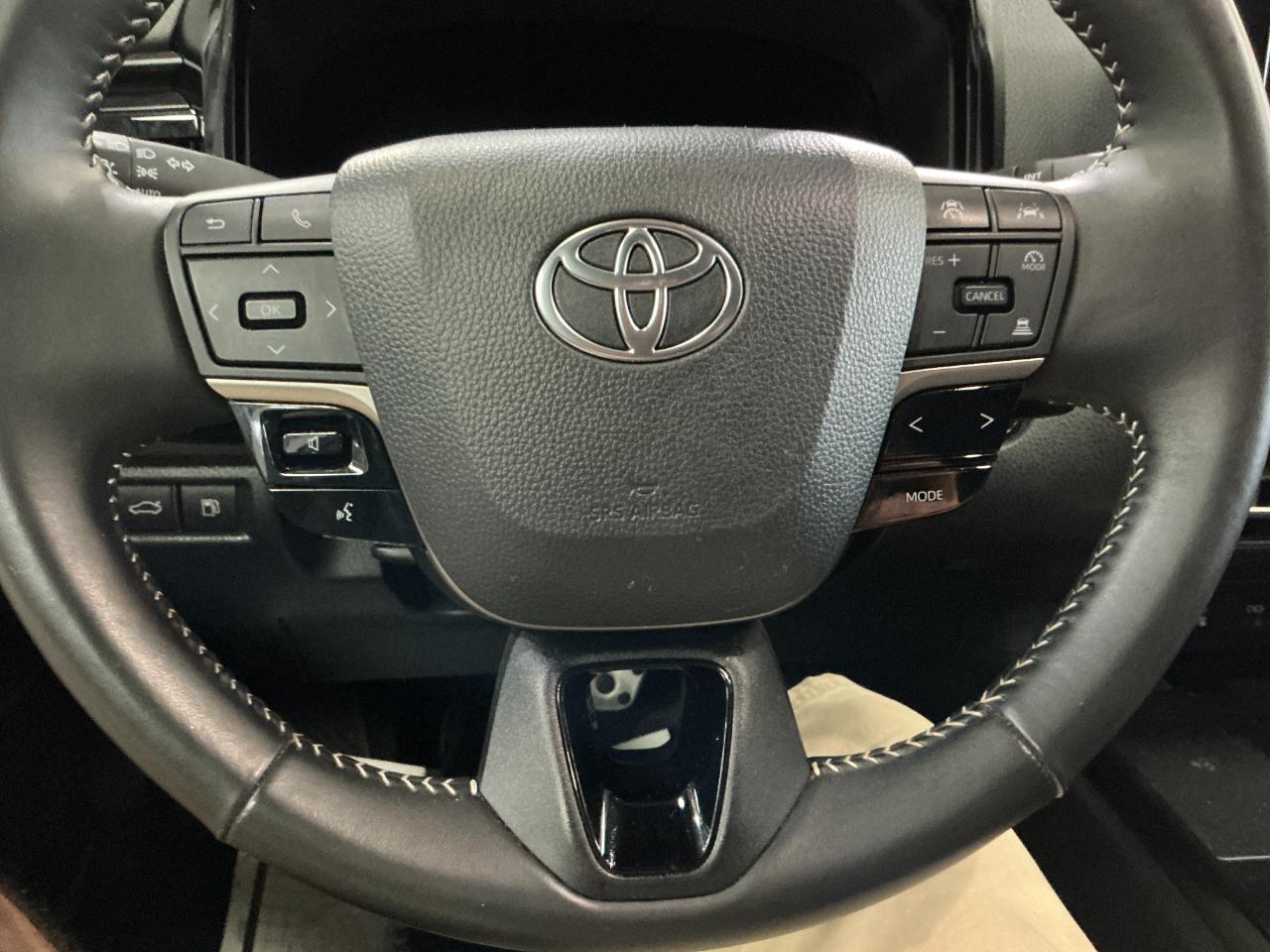 Toyota Camry SE Auto (Natl) 2025