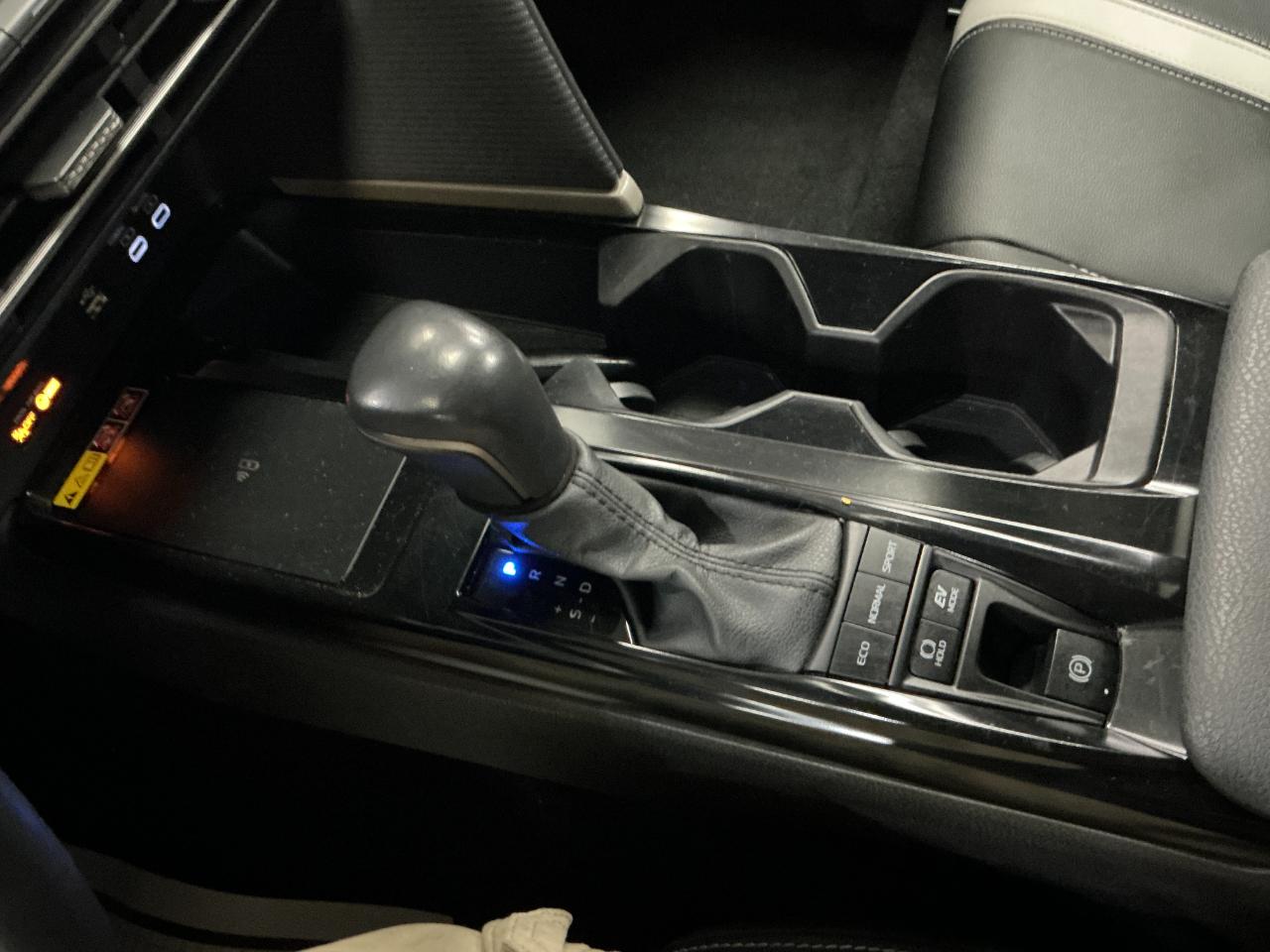 Toyota Camry SE Auto (Natl) 2025