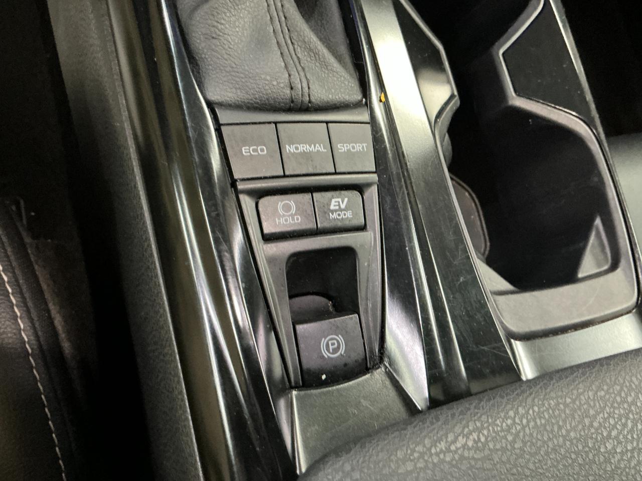 Toyota Camry SE Auto (Natl) 2025