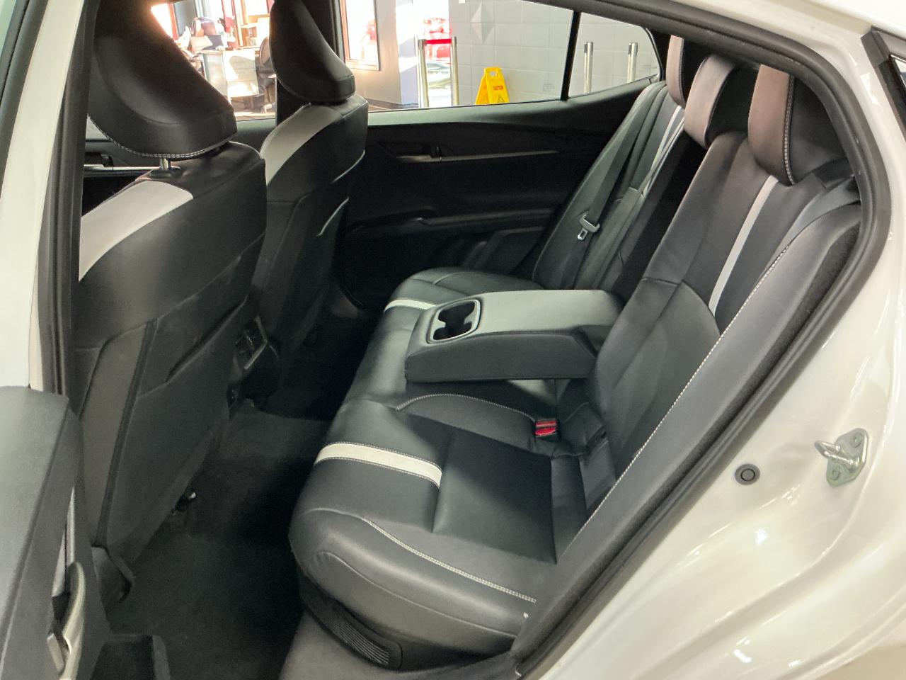 Toyota Camry SE Auto (Natl) 2025