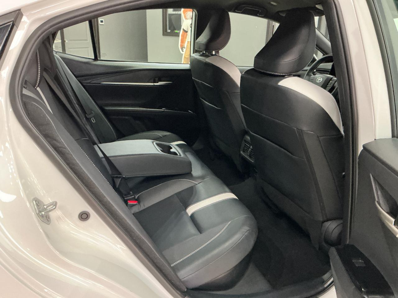 Toyota Camry SE Auto (Natl) 2025