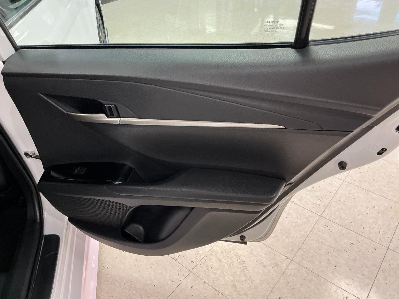 Toyota Camry SE Auto (Natl) 2025