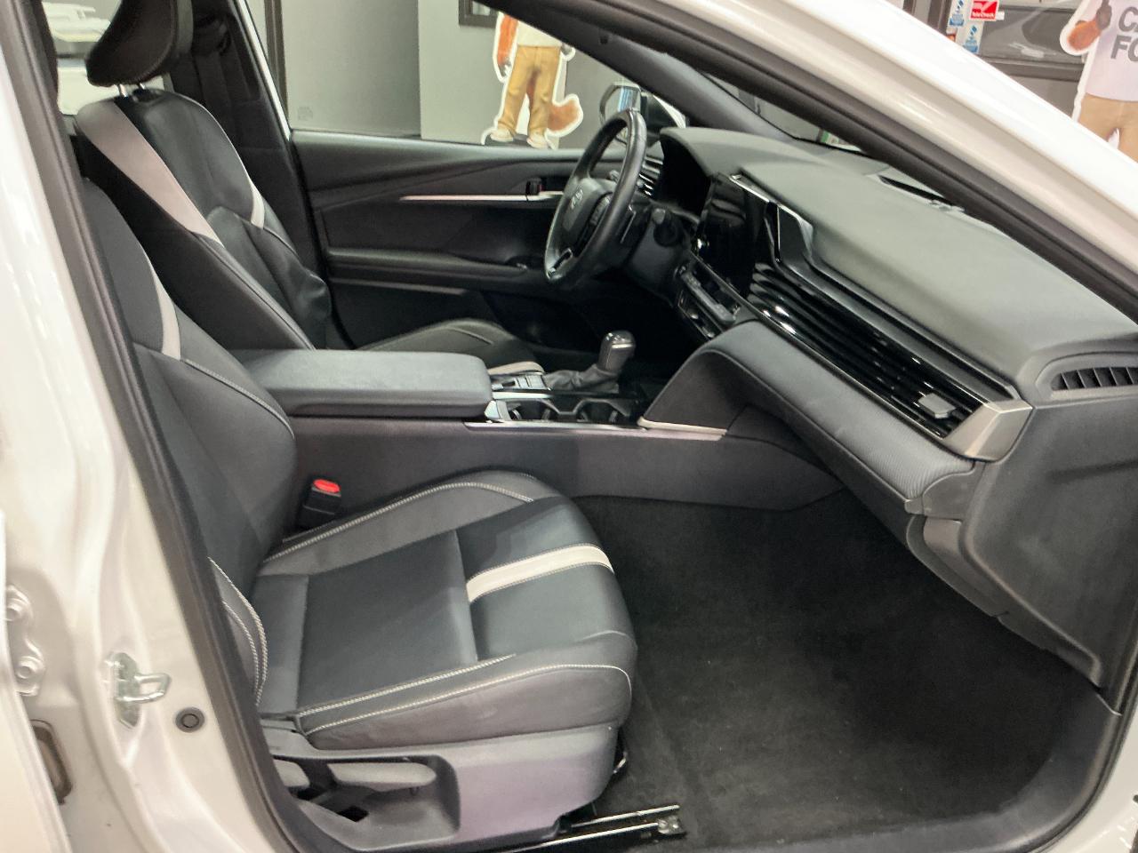 Toyota Camry SE Auto (Natl) 2025