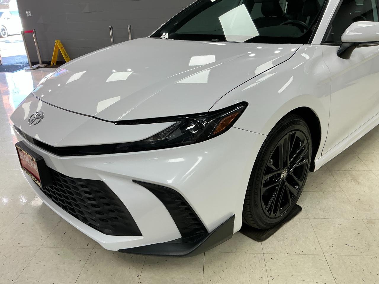 Toyota Camry SE Auto (Natl) 2025