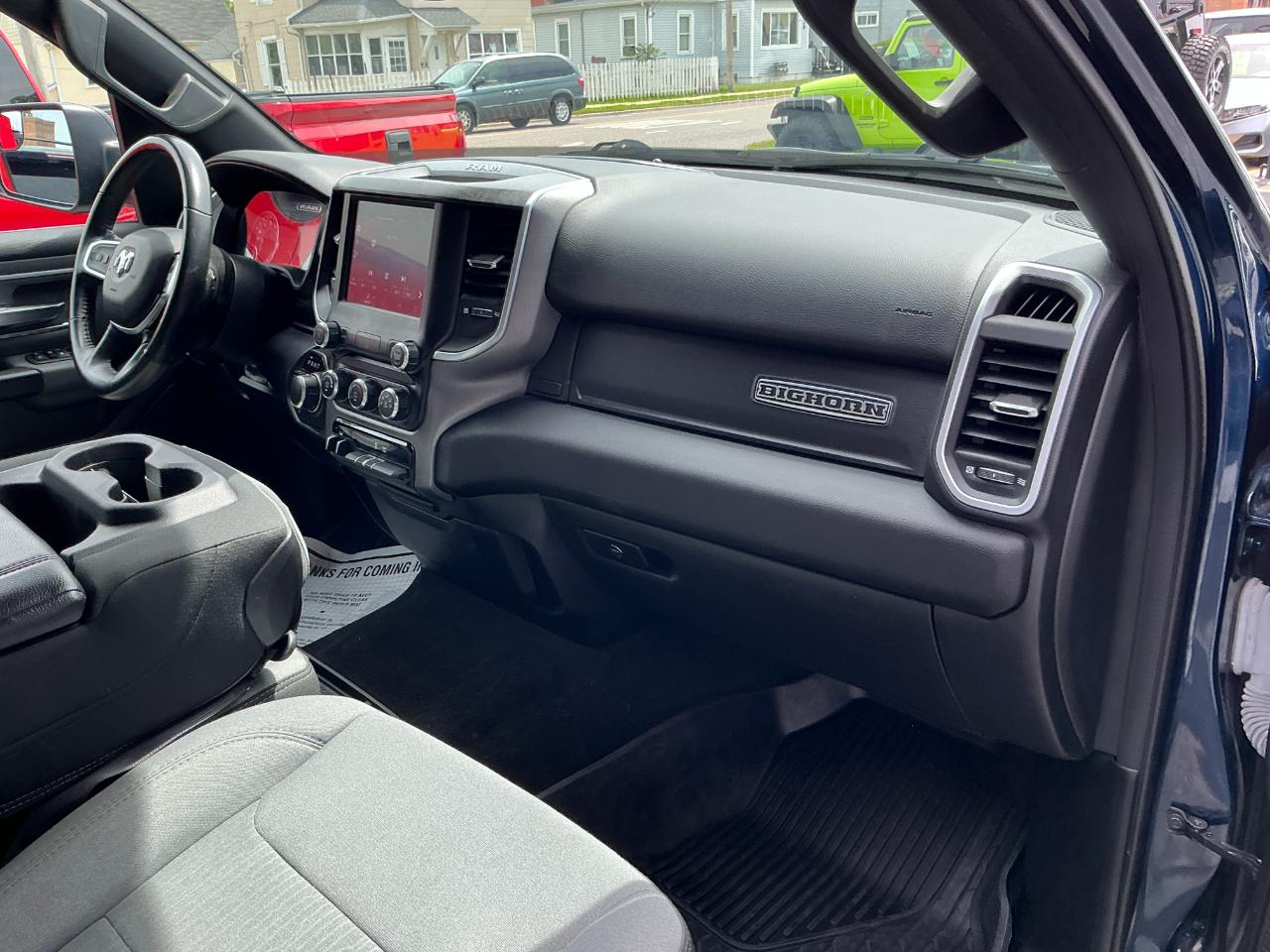 RAM 1500 Big Horn 4x4 Crew Cab 5'7" Box 2022