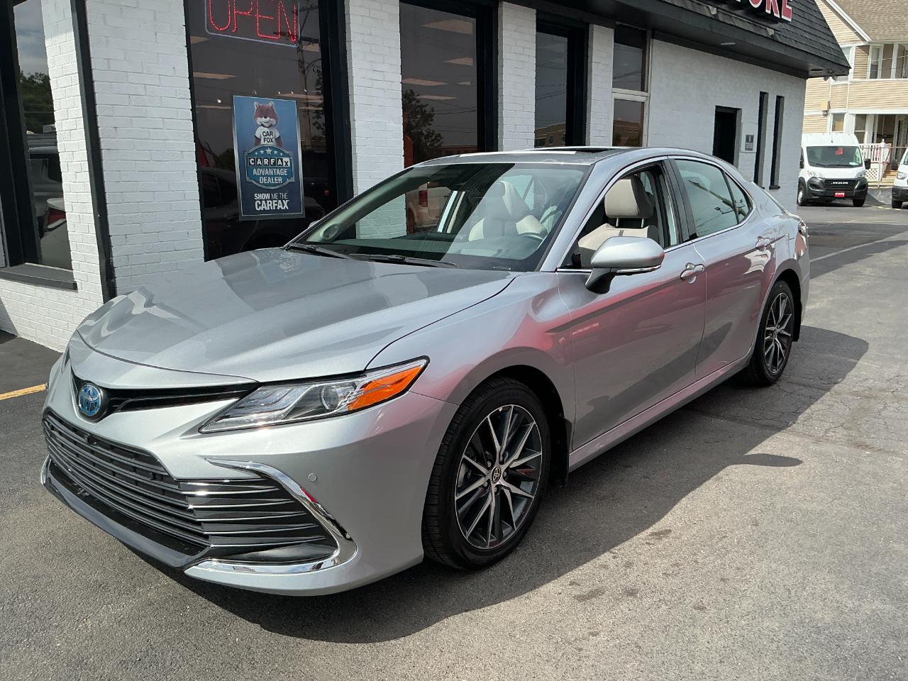 Toyota Camry Hybrid XLE CVT (Natl) 2024