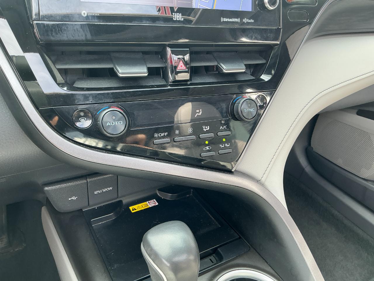 Toyota Camry Hybrid XLE CVT (Natl) 2024