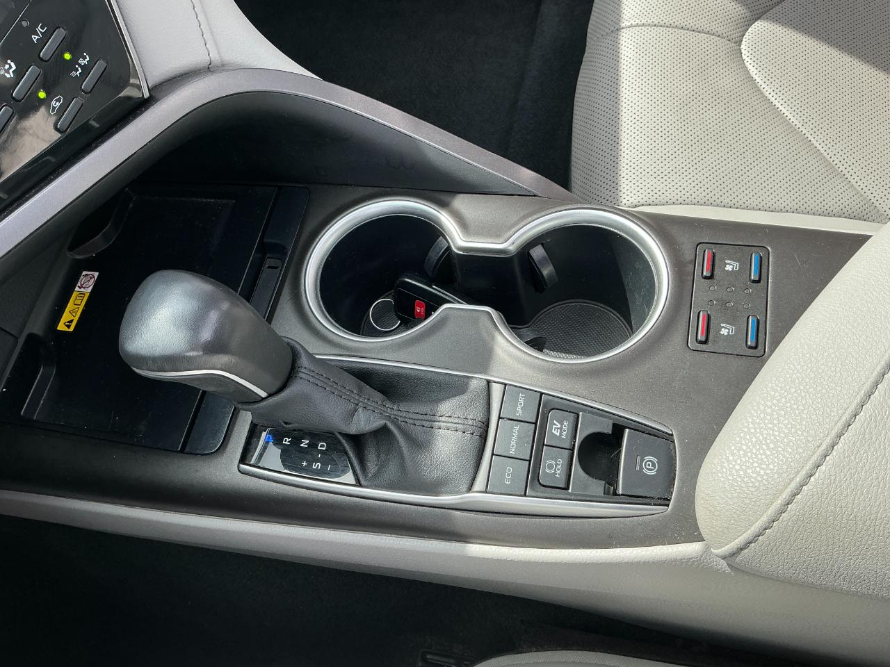 Toyota Camry Hybrid XLE CVT (Natl) 2024