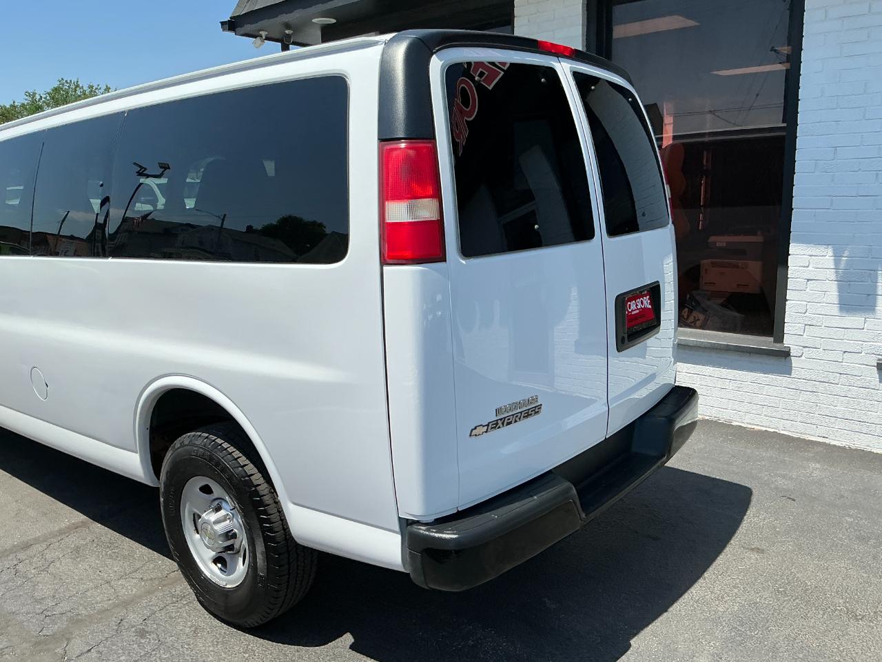 Chevrolet Express Passenger RWD 2500 135" LS 2013