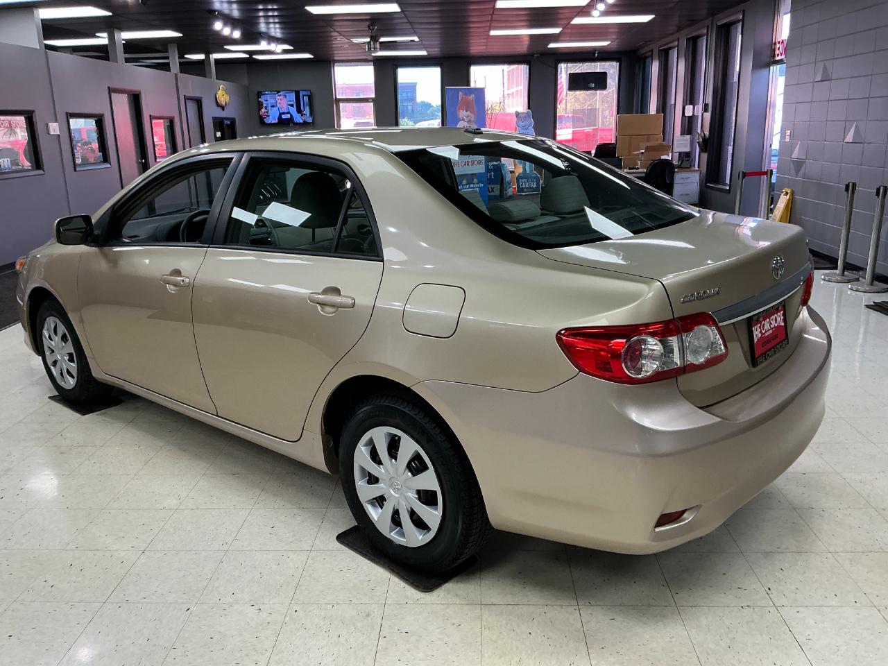 Toyota Corolla 4dr Sdn Auto LE (Natl) 2011