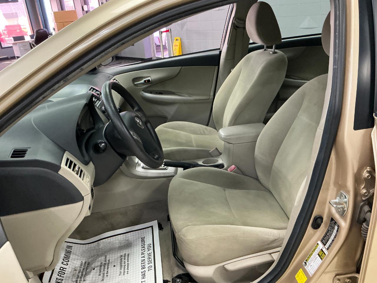 Toyota Corolla 4dr Sdn Auto LE (Natl) 2011