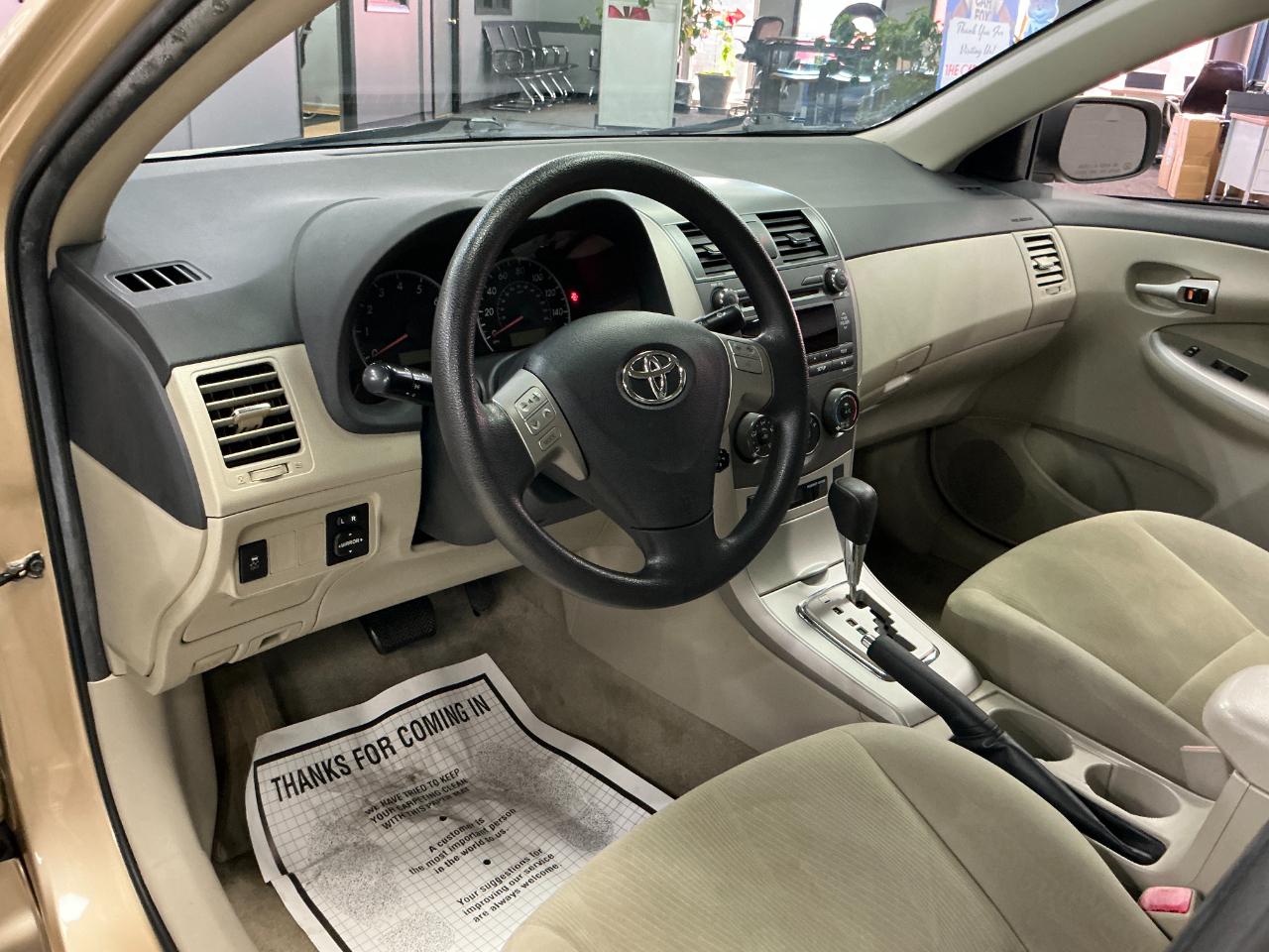 Toyota Corolla 4dr Sdn Auto LE (Natl) 2011
