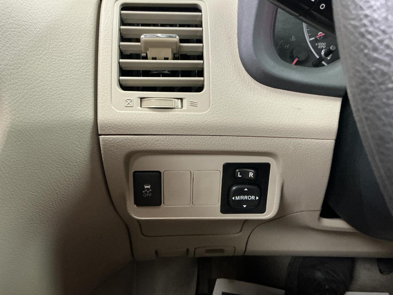 Toyota Corolla 4dr Sdn Auto LE (Natl) 2011