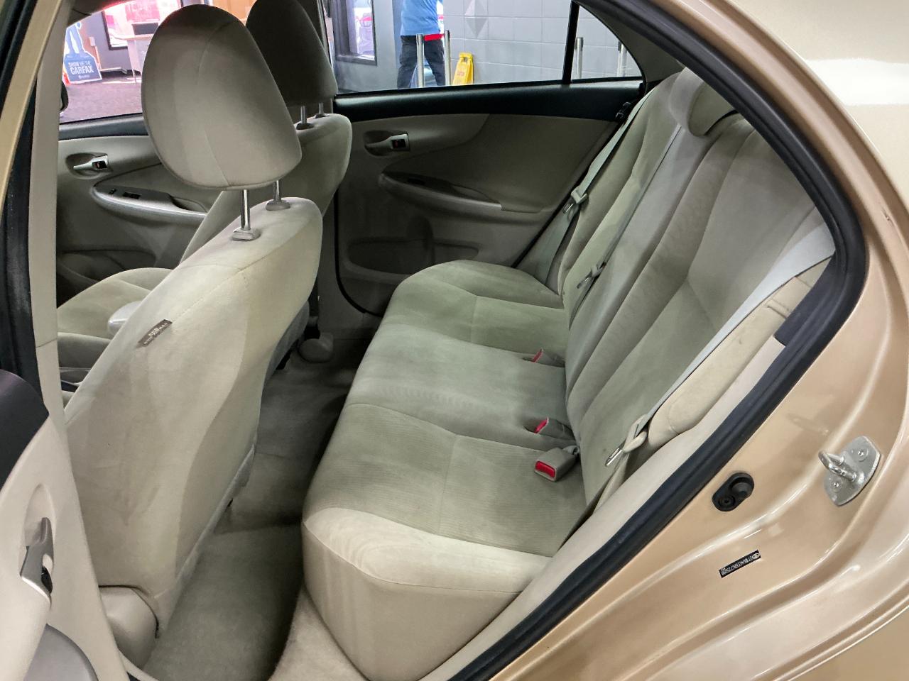 Toyota Corolla 4dr Sdn Auto LE (Natl) 2011