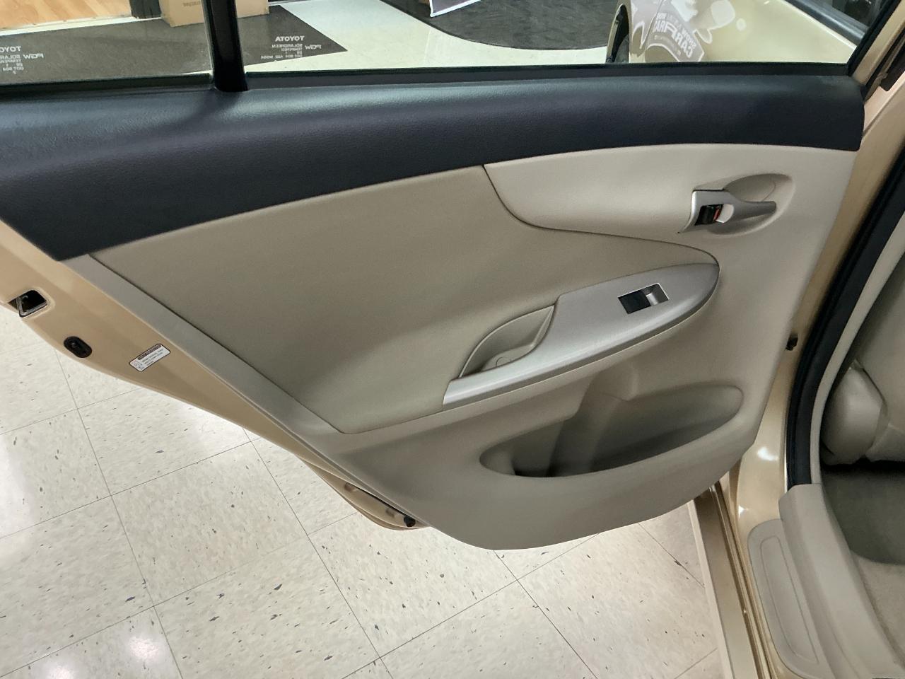 Toyota Corolla 4dr Sdn Auto LE (Natl) 2011