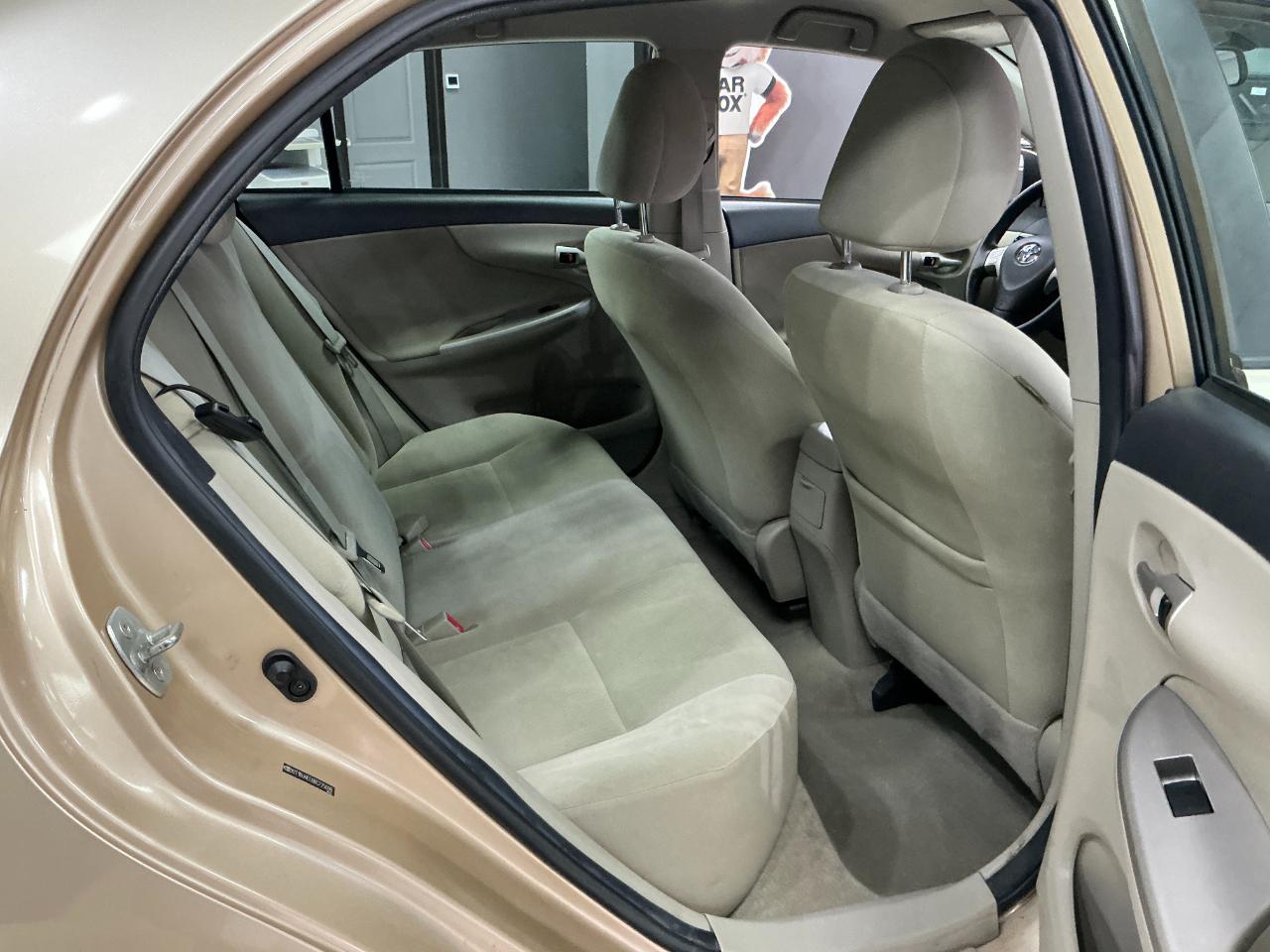 Toyota Corolla 4dr Sdn Auto LE (Natl) 2011