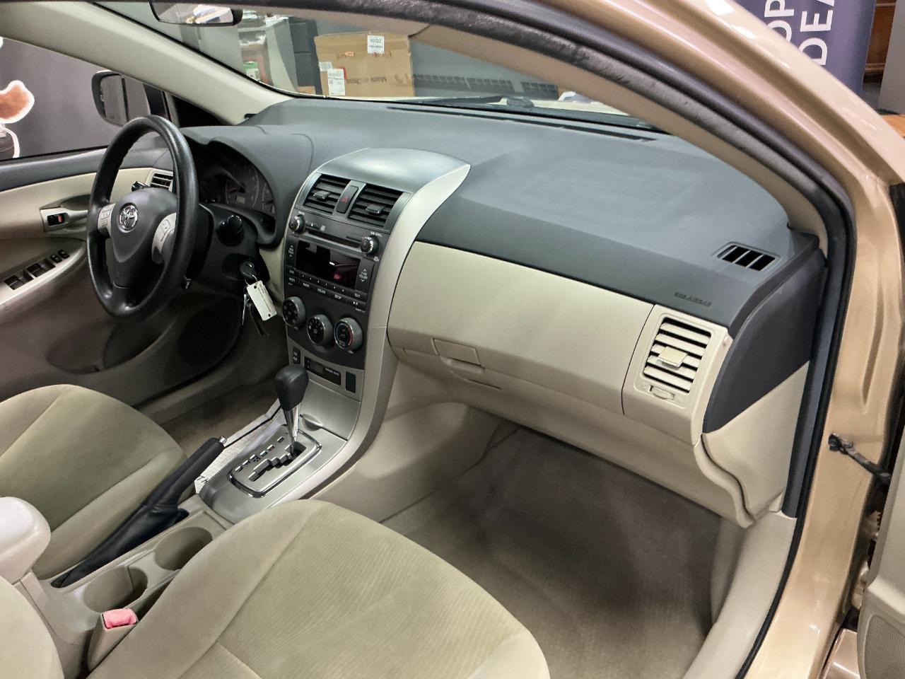 Toyota Corolla 4dr Sdn Auto LE (Natl) 2011