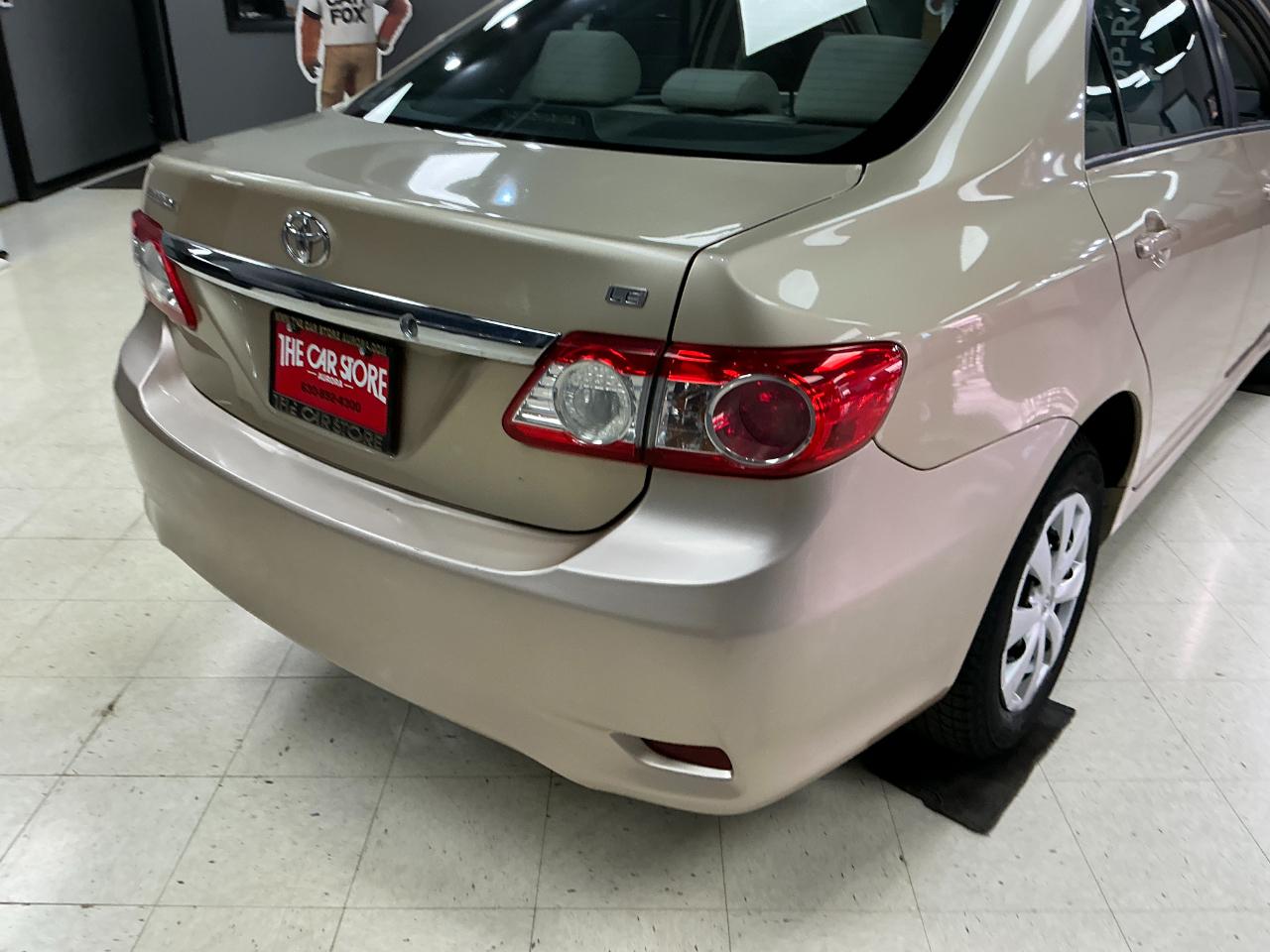 Toyota Corolla 4dr Sdn Auto LE (Natl) 2011