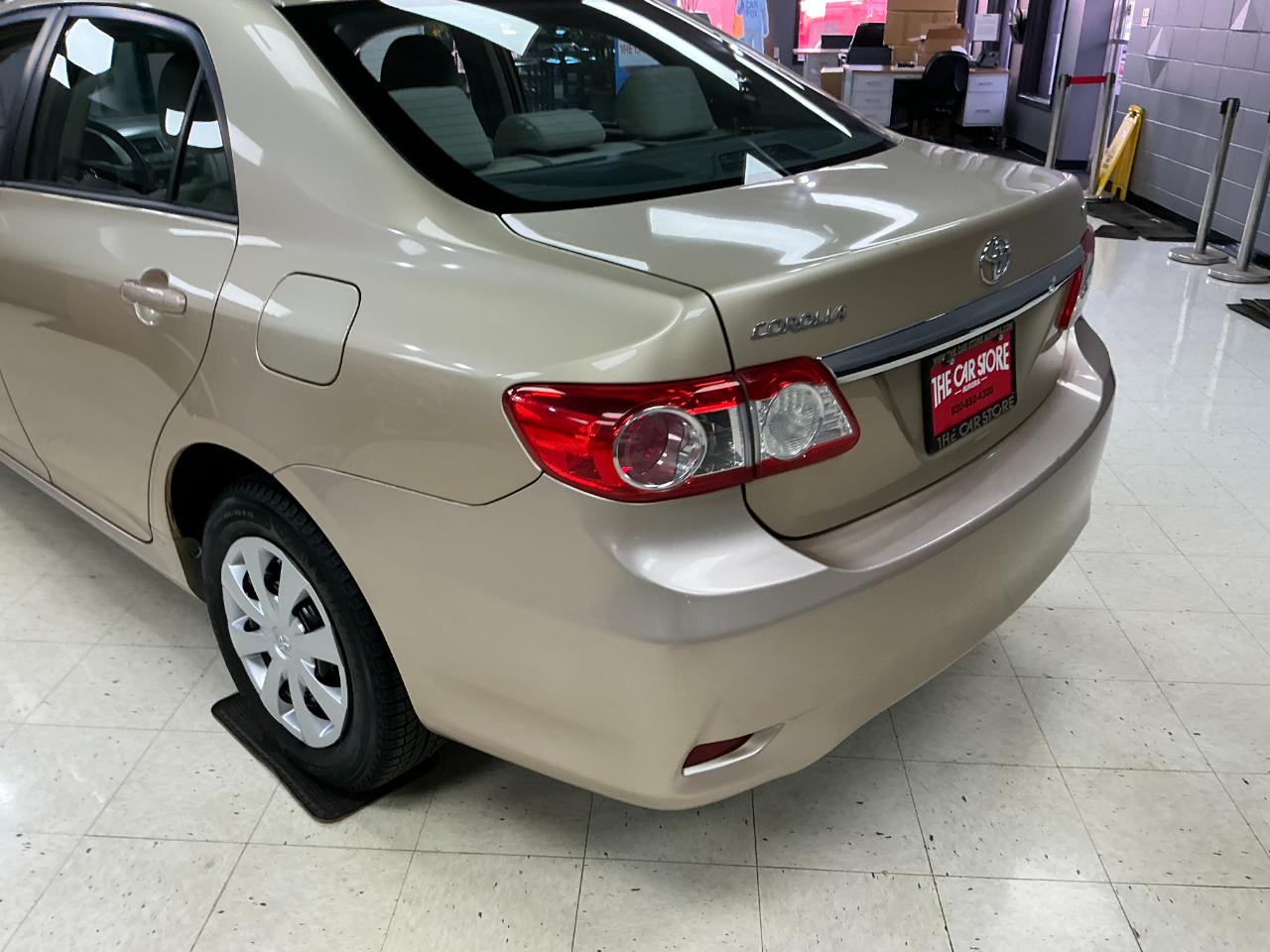Toyota Corolla 4dr Sdn Auto LE (Natl) 2011