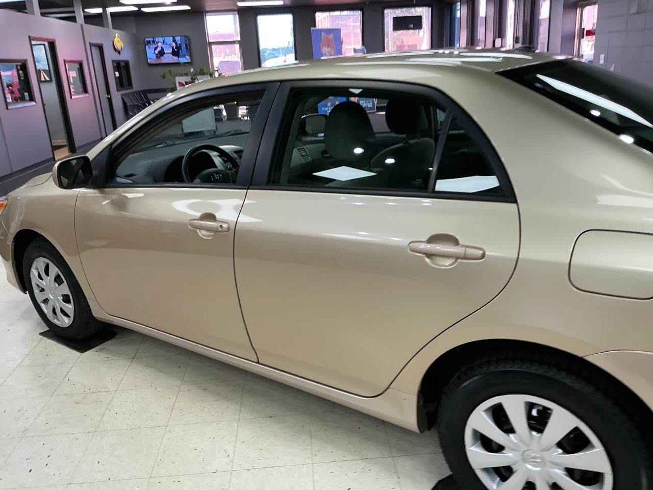 Toyota Corolla 4dr Sdn Auto LE (Natl) 2011