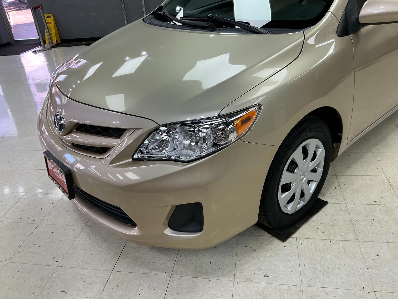 Toyota Corolla 4dr Sdn Auto LE (Natl) 2011
