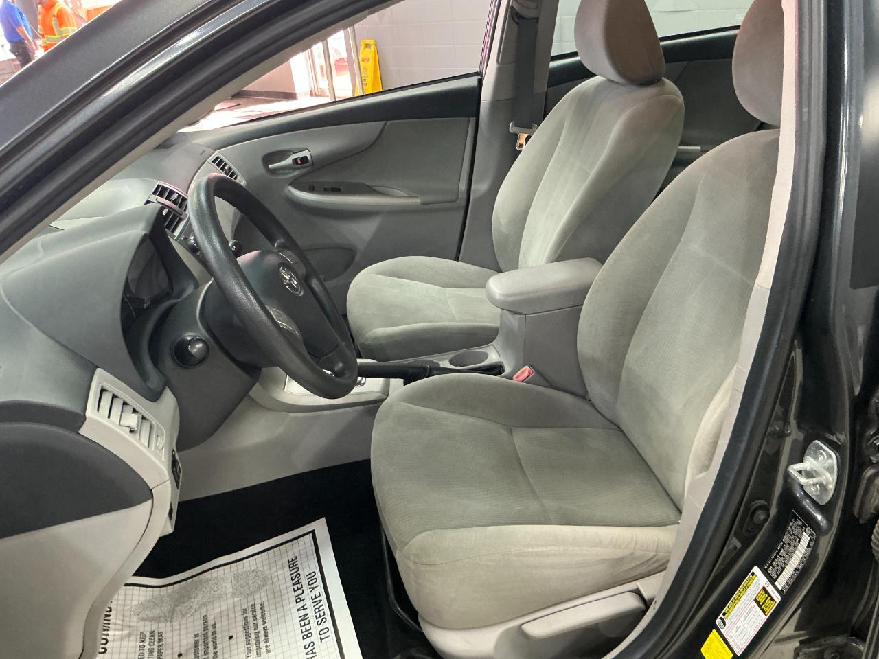 Toyota Corolla 4dr Sdn Auto LE (Natl) 2011