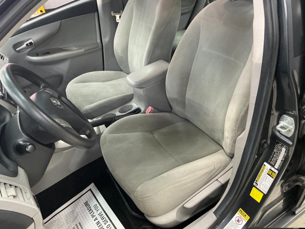 Toyota Corolla 4dr Sdn Auto LE (Natl) 2011