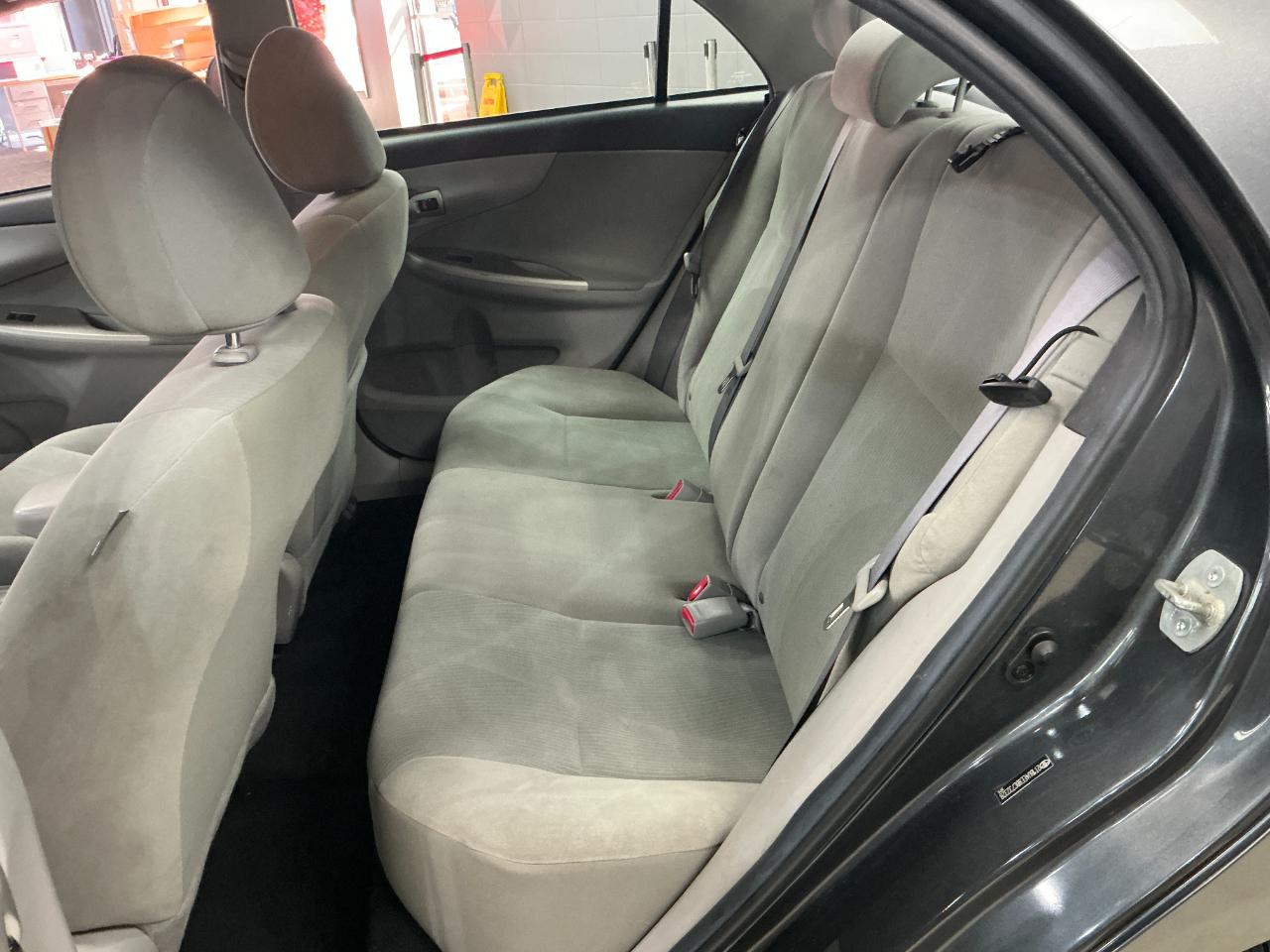 Toyota Corolla 4dr Sdn Auto LE (Natl) 2011