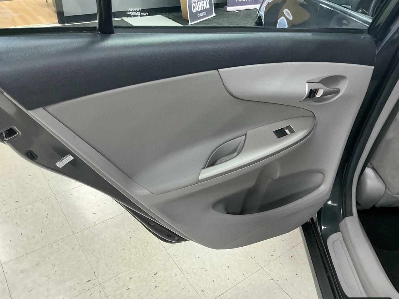 Toyota Corolla 4dr Sdn Auto LE (Natl) 2011