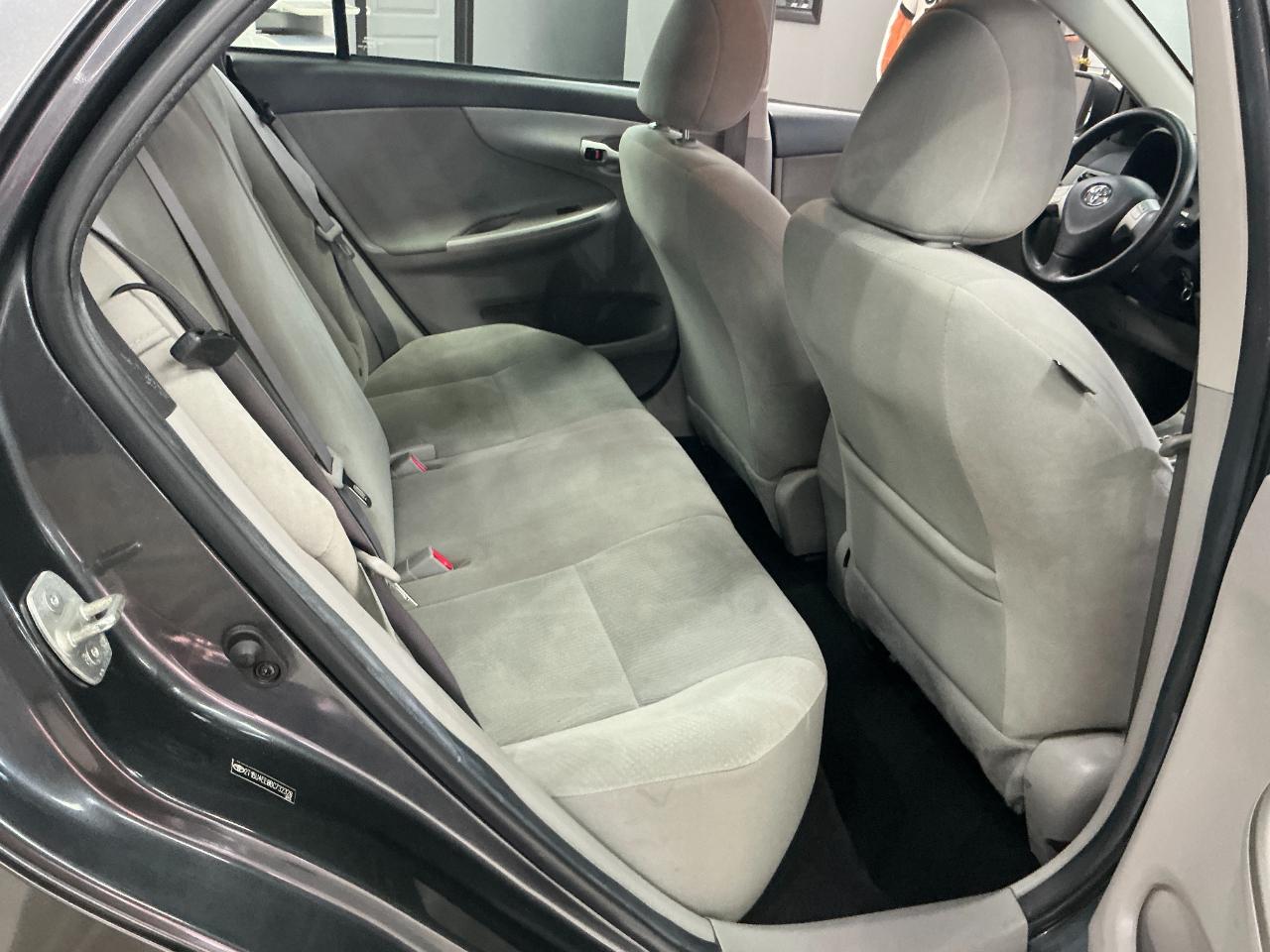 Toyota Corolla 4dr Sdn Auto LE (Natl) 2011
