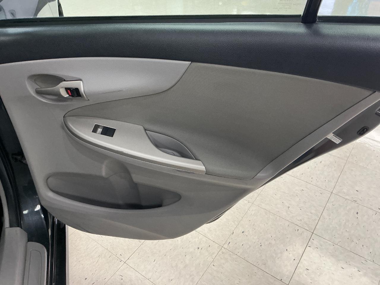 Toyota Corolla 4dr Sdn Auto LE (Natl) 2011
