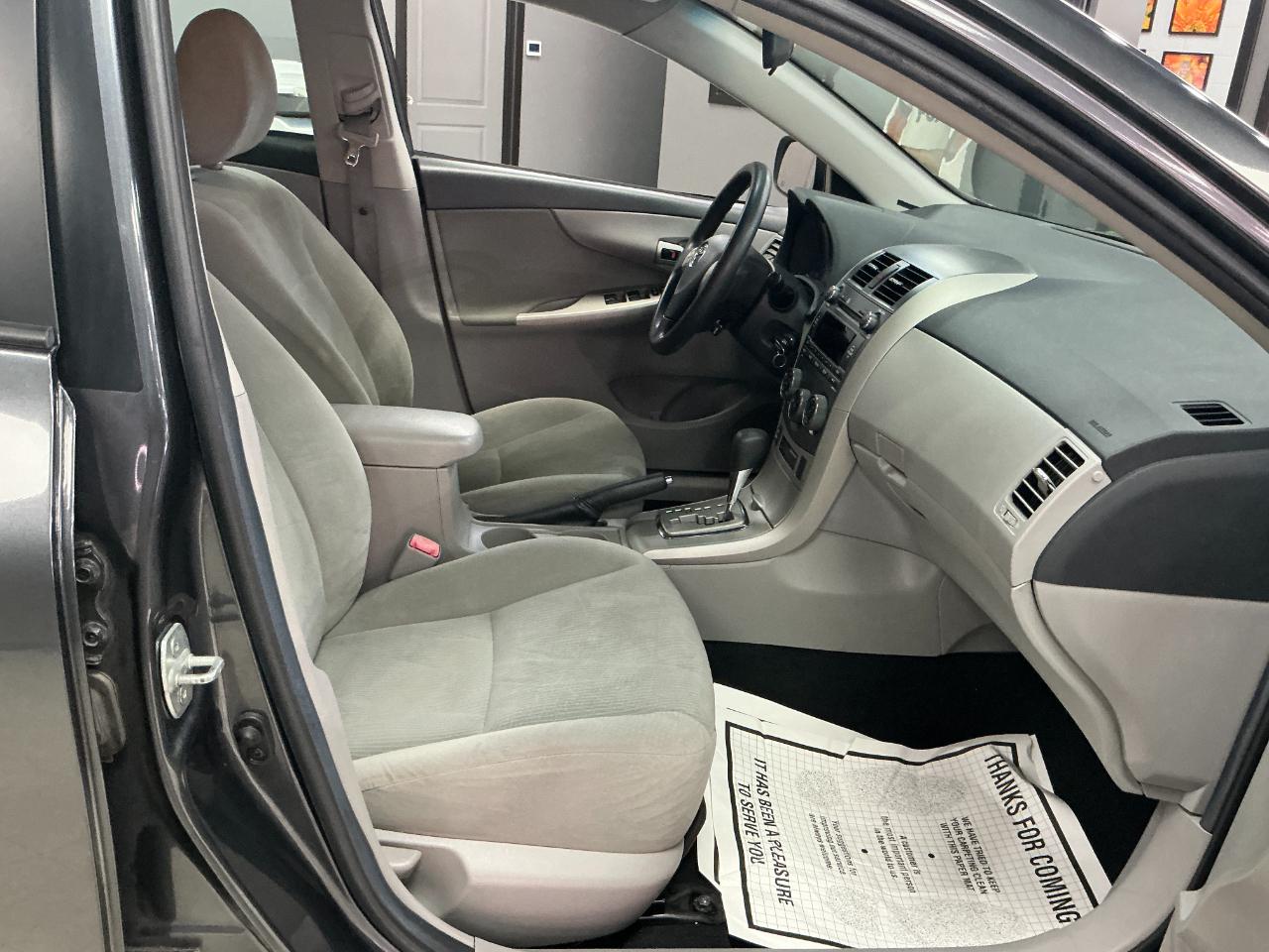 Toyota Corolla 4dr Sdn Auto LE (Natl) 2011