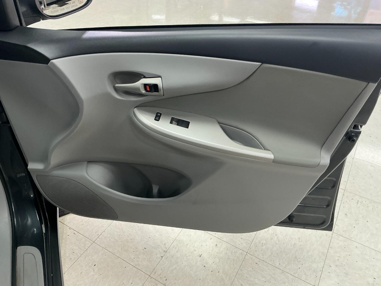 Toyota Corolla 4dr Sdn Auto LE (Natl) 2011