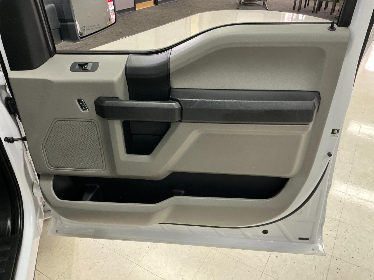 Ford F-150 2WD Reg Cab 141" XL 2015