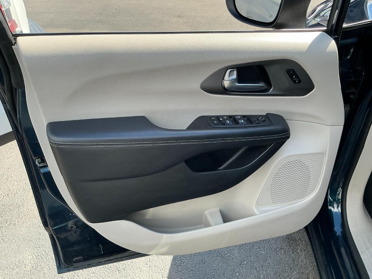 Chrysler Pacifica Touring L FWD 2023