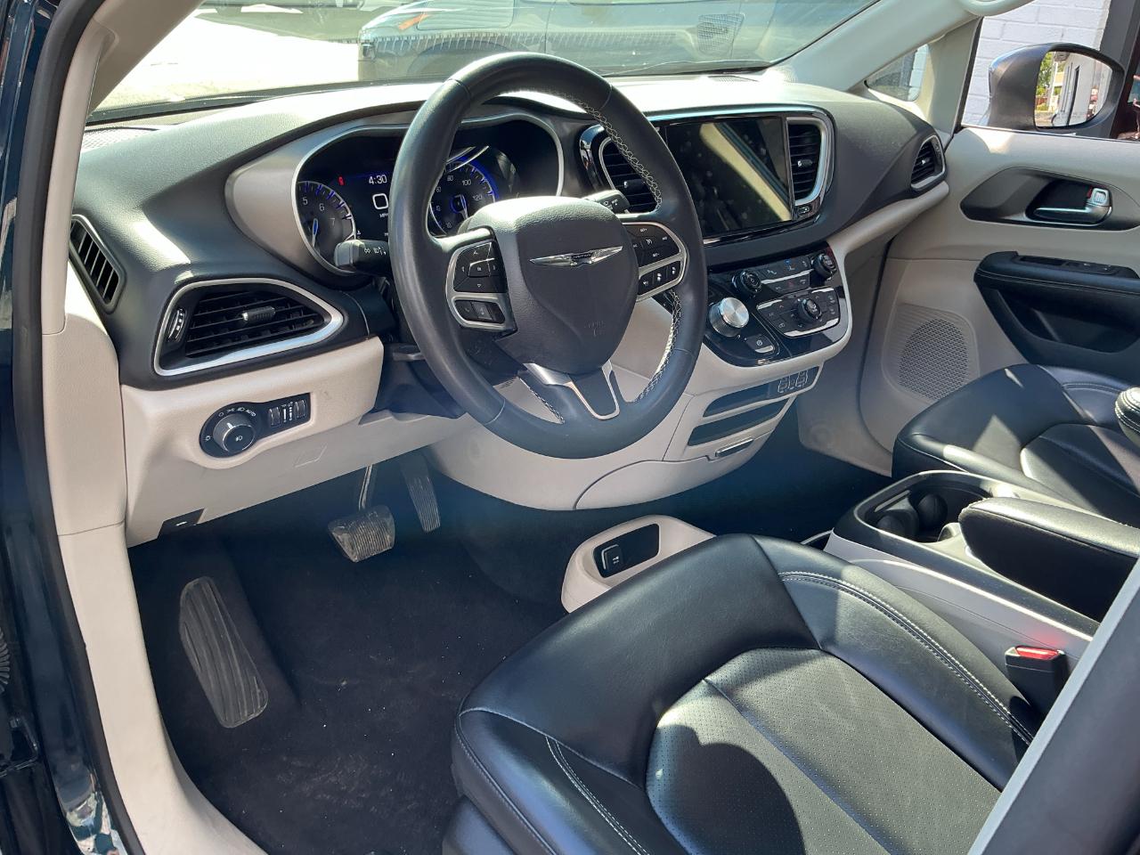 Chrysler Pacifica Touring L FWD 2023