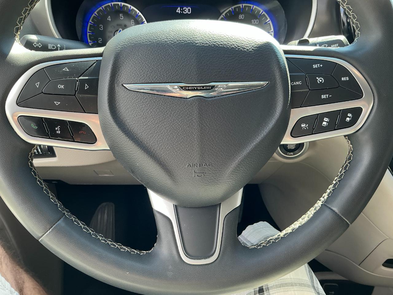Chrysler Pacifica Touring L FWD 2023