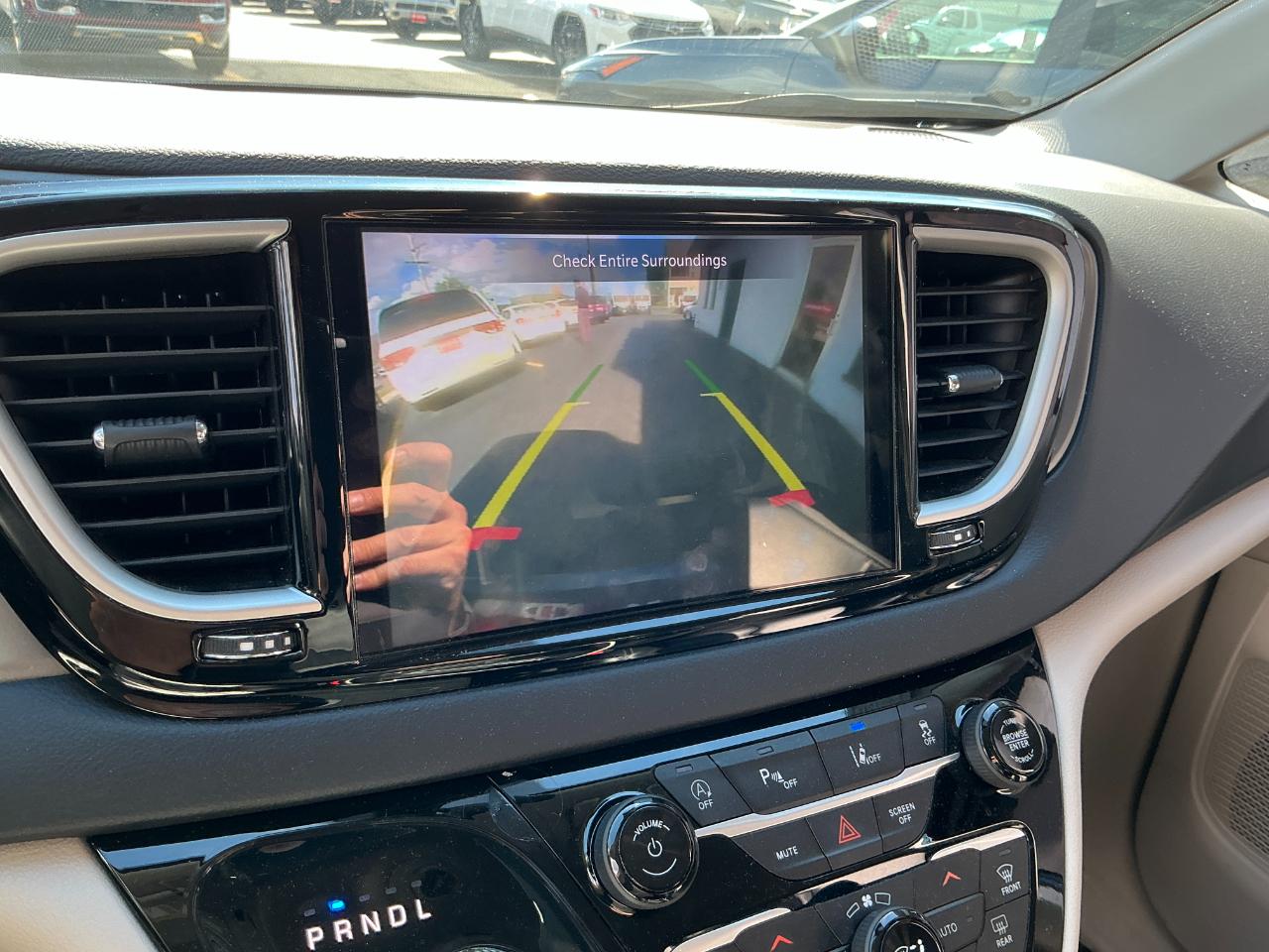 Chrysler Pacifica Touring L FWD 2023