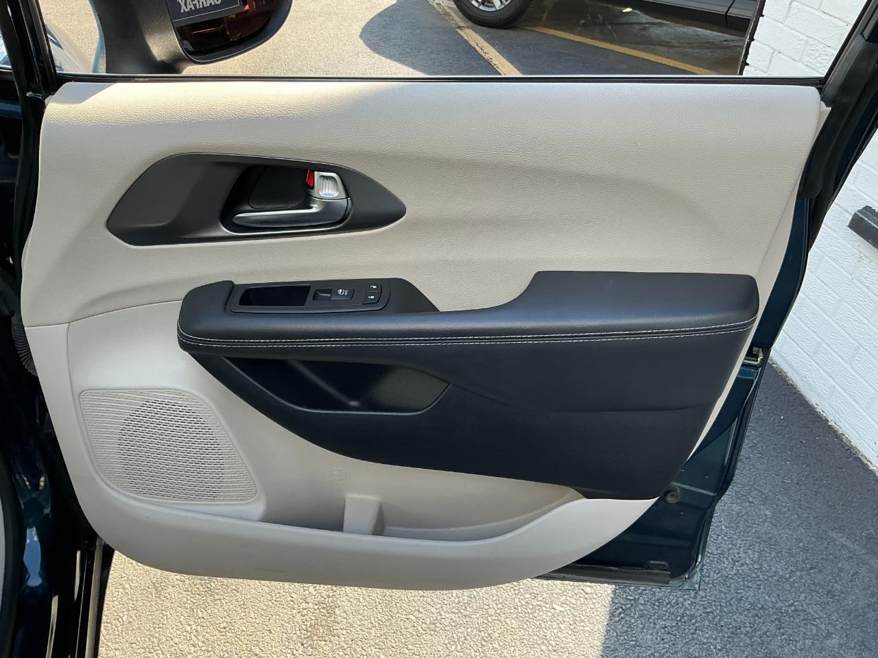 Chrysler Pacifica Touring L FWD 2023