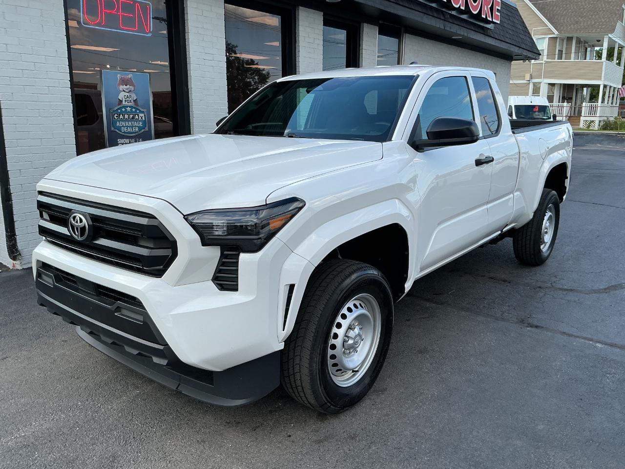 Toyota Tacoma 2WD SR XtraCab 6' Bed AT (Natl) 2024