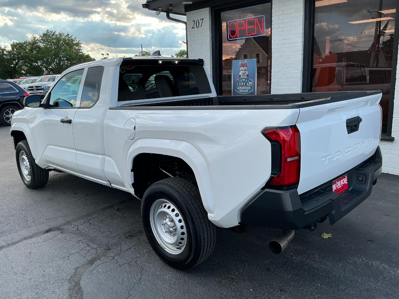 Toyota Tacoma 2WD SR XtraCab 6' Bed AT (Natl) 2024