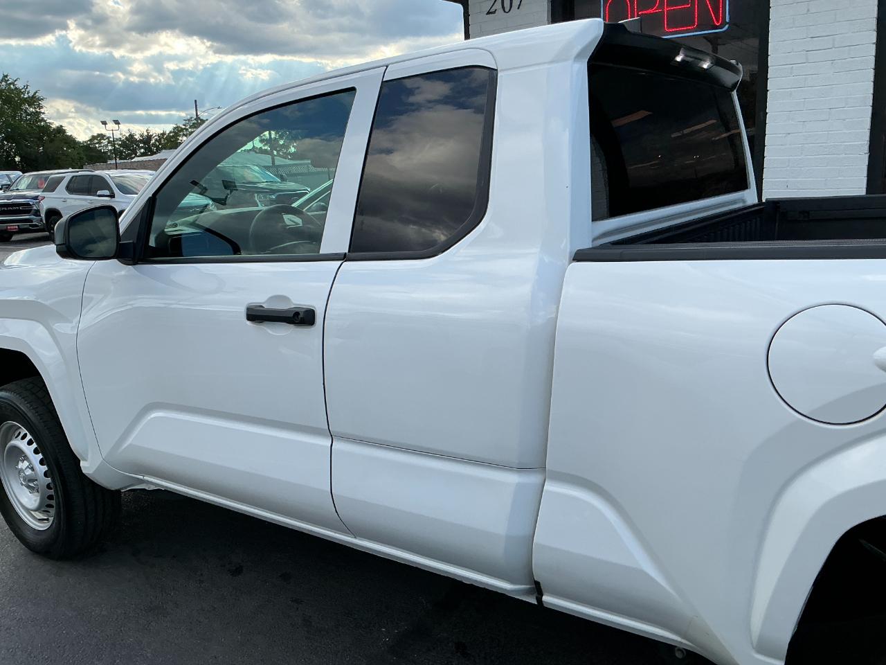 Toyota Tacoma 2WD SR XtraCab 6' Bed AT (Natl) 2024