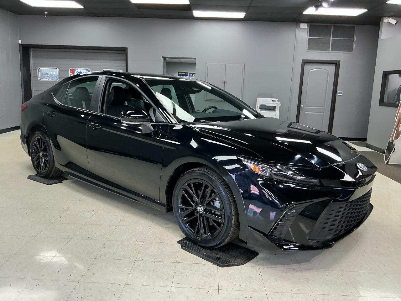 Toyota Camry SE (Natl) 2025