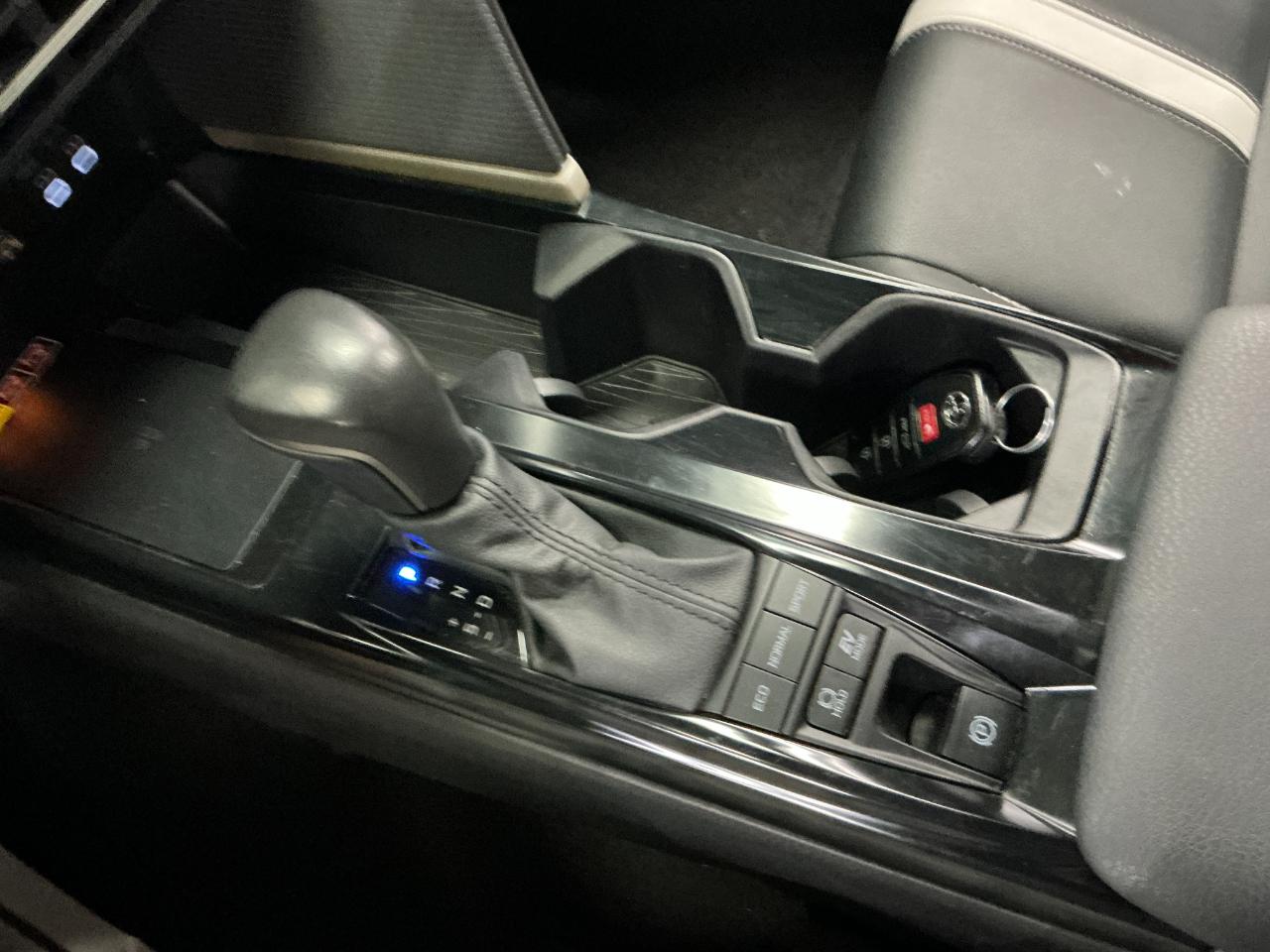 Toyota Camry SE (Natl) 2025