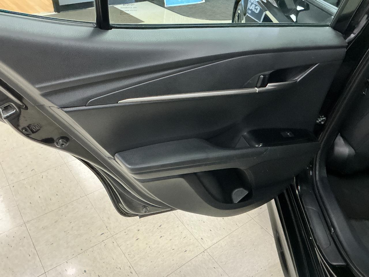 Toyota Camry SE (Natl) 2025