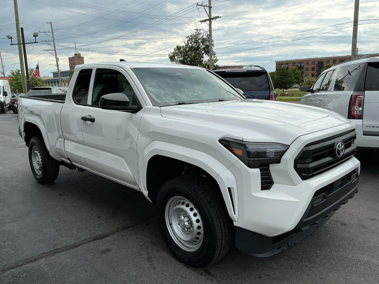 Toyota Tacoma 2WD SR XtraCab 6' Bed AT (Natl) 2024