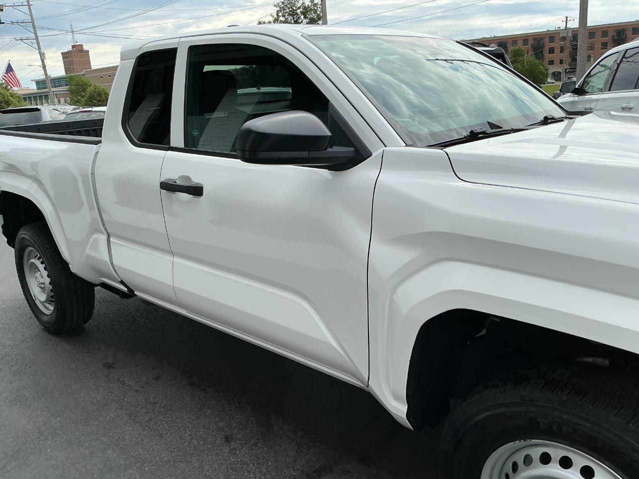 Toyota Tacoma 2WD SR XtraCab 6' Bed AT (Natl) 2024