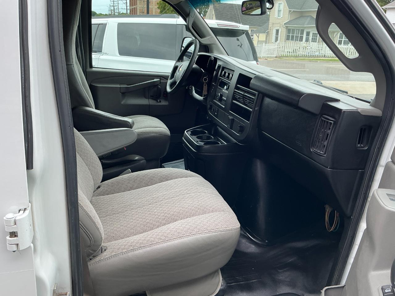 Chevrolet Express Cargo Van RWD 3500 135" 2017